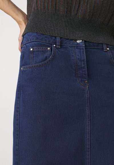 Mørkeblå denimskjørt med frontlommer, kontrasterende oransje søm, høyt liv-design, og synlig sølv knappdetalj.