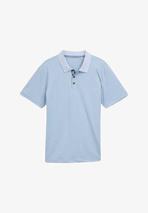 Polo de culoare albastru deschis, cu guler bicolor, plasă cu trei butoane și mâneci scurte. Fabricat dintr-un material neted și respirabil.