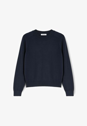 Granatowy sweter z długim rękawem i okrągłym dekoltem, z prążkowanymi mankietami i ściągaczem, złożony na płasko na białym tle.