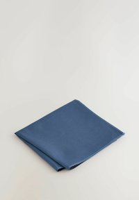 Blaue Baumwollserviette, ordentlich gefaltet, zeichnet sich durch eine glatte Textur und gesäumte Kanten aus. Insgesamt rechteckige Form, geeignet für Tischgedecke.