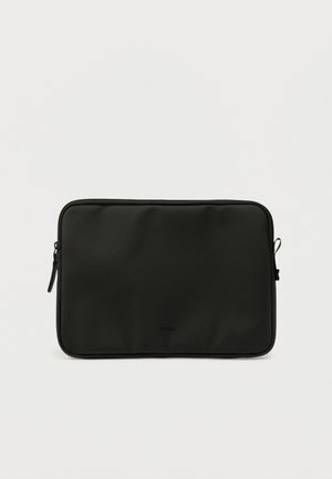 Μαύρη ορθογώνια θήκη φορητού υπολογιστή με φερμουάρ, στρογγυλεμένες γωνίες, ομαλή επιφάνεια και μικρό λουράκι στη μία πλευρά.