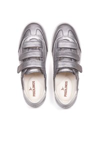 Baskets argent métallisé avec deux bandes Velcro réglables, bout arrondi et doublure intérieure douce portant le nom de la marque "Pikolinos."
