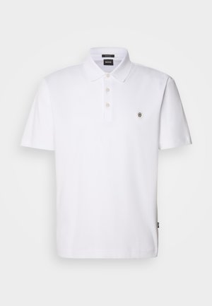 Biele polo tričko s krátkym rukávom vyrobené z bavlny, s klasickým golierom, trojbodovým zapínaním a malým logom na hrudi.