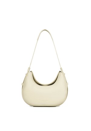 Petit sac à bandoulière en cuir beige avec une seule lanière et une forme incurvée en croissant sur fond blanc.