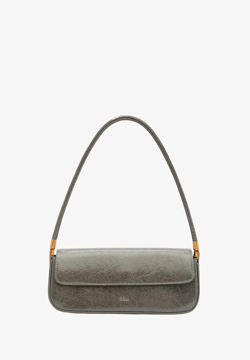 Sac à bandoulière en cuir gris avec une finition texturée, fermoir à rabat et une fine sangle. Des accessoires en métal doré mettent en valeur le design.
