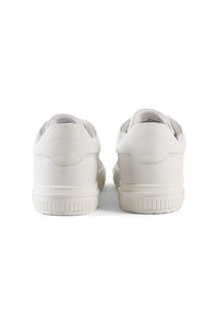 Sneaker in pelle bianca con una finitura liscia, tacchi arrotondati e suole texture. Presenta il marchio sul retro e un colletto imbottito.