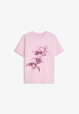 Helles rosa T-Shirt mit kurzen Ärmeln, auf der Vorderseite in der Mitte mit zwei detaillierten dunkelpinken Orchideenblüten bedruckt.