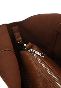 Borsa a mano in pelle marrone con interni in camoscio, dotata di una cerniera argentata e di un piccolo scomparto con zip per l'organizzazione.