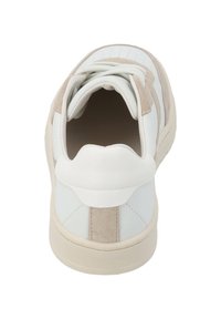 Weiße Leder-Sneaker mit beigen Wildleder-Akzenten, gepolstertem Kragen und perforierten Details. Merkmale sind eine runde Zehenpartie und eine Gummisohle.