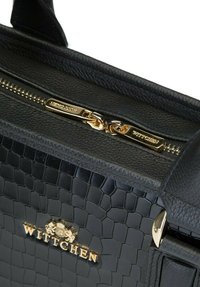 Zwarte handtas van textuurleer met een gouden rits, opvallend logo en gladde accenten. Compact ontwerp met stevige handvatten.