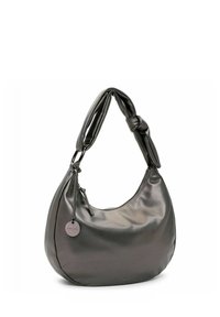 Sac hobo en simili cuir gris foncé avec une sangle d'épaule torsadée, une fermeture éclair décorative et une étiquette en métal à logo. Texture lisse dans l'ensemble.