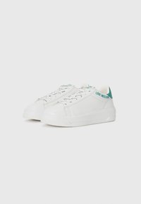 Valged sneakerid, millel on sile nahkviimistlus, teal värvi aksendid ja "LOVE MOSCHINO" tekst ülemisel ribal, sidumisdisain ja kummist tald.