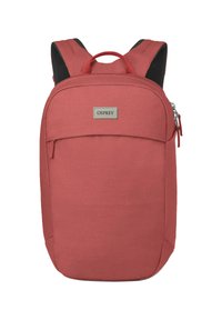 Sac à dos en tissu rouge avec une forme arrondie, une poche zippée à l'avant et des bretelles rembourrées. Présente une plaque de logo Osprey à l'avant.