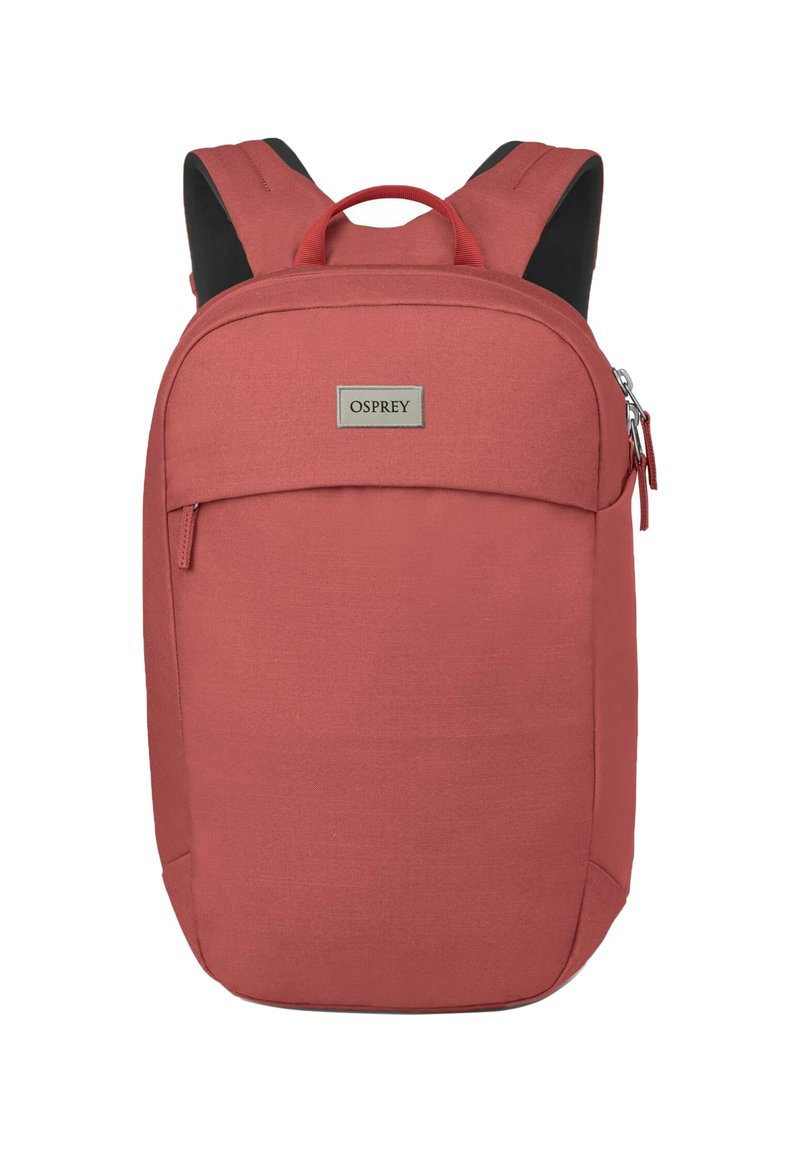 Sac à dos en tissu rouge avec une forme arrondie, une poche zippée à l'avant et des bretelles rembourrées. Présente une plaque de logo Osprey à l'avant.