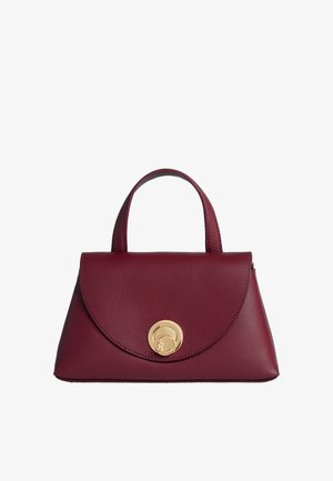 Bordeaux leren handtas met een gestructureerde vorm, gebogen klep en gouden ronde hardware. Textuur oppervlak met een enkele bovenhandgreep.