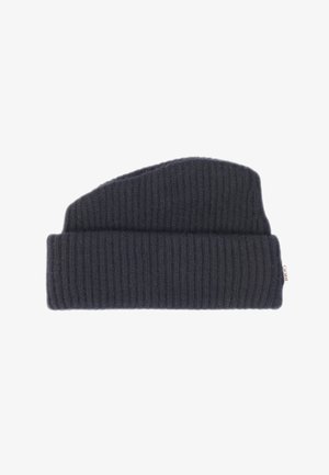 Dunkelgraue, gerippte Strickmütze mit Umschlag und kleinem Stoff-Brandetikett auf weißem Hintergrund.