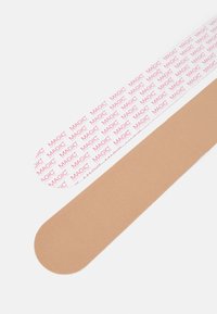 Επίδεσμοι αυτοκόλλητοι σε δύο χρώματα; μία μπεζ λωρίδα και μία λευκή λωρίδα που έχει εκτυπωθεί η λέξη "MAGIC" σε κόκκινο χρώμα. Απαλή υφή με στρογγυλεμένα άκρα.