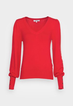 Pull rouge en maille avec un col en V, des manches bouffantes longues et des accents de boutons décoratifs aux poignets. Texture douce et coupe ajustée.