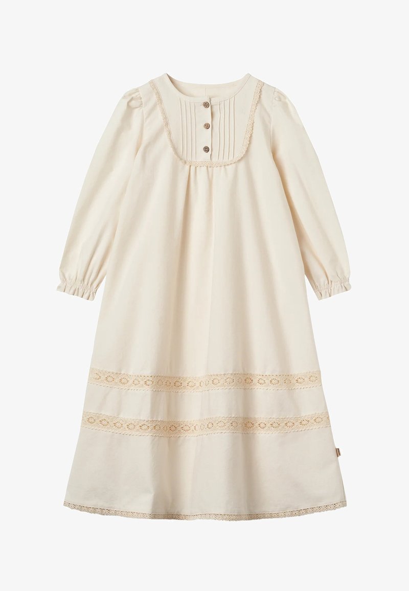 Robe longue à manches longues couleur crème avec bordure en dentelle sur la poitrine et l'ourlet, trois boutons sur le plastron avant et poignets froncés.