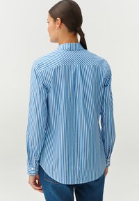 TATUUM Nööpidega pluus - blue