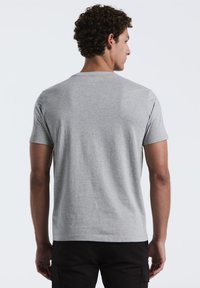 Grijze katoenen t-shirt met korte mouwen en een ronde halslijn, met een gladde textuur en een eenvoudig, onopgesmukt ontwerp.