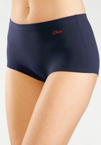 Ženske hipster hlačke v temno modri barvi, narejene iz mešanice mehkega bombaža. Imajo rdeč logotip blagovne znamke na pasu, gladko teksturo in prilegajočo obliko.