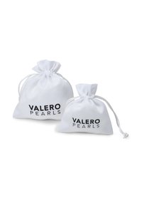 Weiße Stoffbeutel mit Kordelzugverschlüssen, einer größer und einer kleiner, mit "VALERO PEARLS" in Schwarz bedruckt. Weiche Textur und einfaches Design.