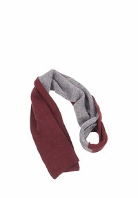Strikket tørklæde med en farveblokdesign i burgunder og grå, blød tekstur og en langstrakt, snoet form.