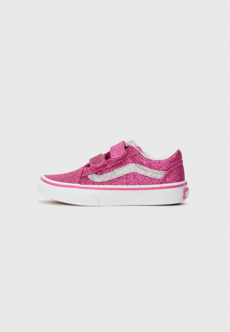 Sneaker rosa glitterato con due cinturini in velcro, dettagli argentati, suola in gomma bianca e rifiniture rosa. Texture liscia con una finitura luccicante.