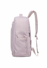 Jasnofioletowy plecak o smukłym, prostokątnym kształcie, z podwójnymi kieszeniami bocznymi, zamkami i siateczkowymi paskami dla wentylacji. Teksturowany materiał.