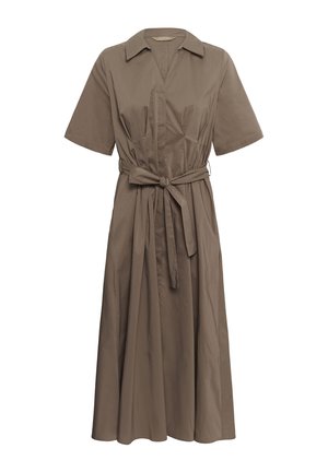 Brązowa sukienka midi z krótkim rękawem, kołnierzykiem i paskiem wiązanym w talii, z plisowanymi detalami poniżej talii oraz zapinana z przodu na guziki.