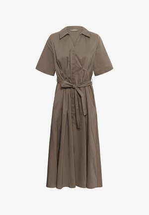 Brun kortærmet midikjole med krave og bundet taljebælt, med plisserede detaljer under taljen og knapper foran.