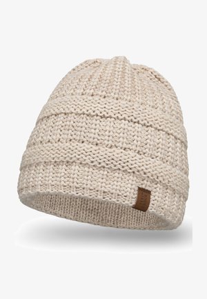 Világos bézs kötött sapka, texturált mintázattal, széles bordás szalaggal és egy kis bőr logóval az oldalán.