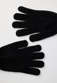 Svarte strikkede hansker med fem fingre, med ribbestruktur og elastiske mansjetter. Designet for varme og fleksibilitet.
