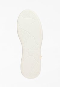 Weiße Sneaker-Sohle mit strukturierten Mustern und Polsterungen. Ausgestattet mit geprägtem Branding an den Rändern. Glatte Oberfläche, leichtes Design.