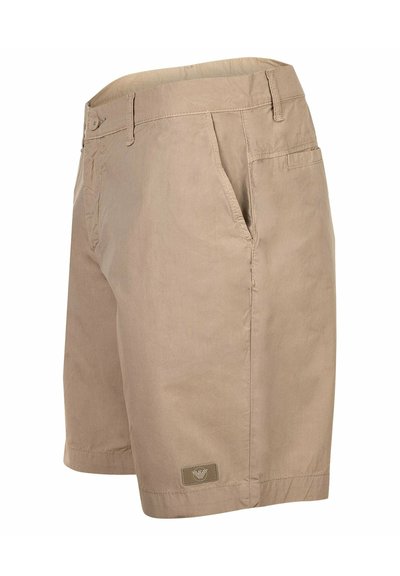 Beige herenshorts met riemlussen, zij- en achterzakken, knoopsluiting en een klein logoplaatje bij de zoom aan de rechterkant.