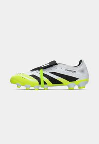 Chaussure de football Adidas Predator blanche et jaune fluo avec des rayures noires et une semelle à crampons, montrée en profil latéral.