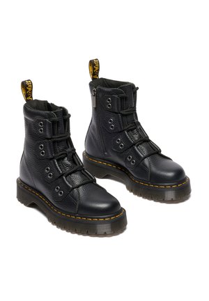 Uvrstitev 5: Dr. Martens - TIE - Gležnjarji z vezalkami