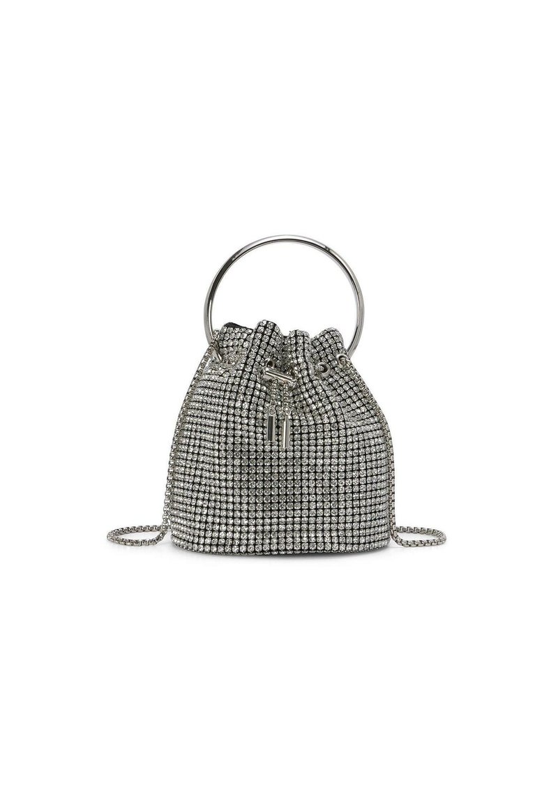 Bolso tipo bucket con embellishments de strass plateados, cierre de cordón, un asa de metal circular y una correa de cadena desmontable.