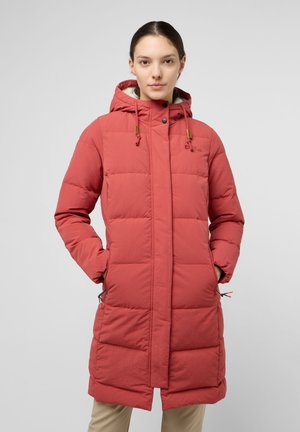Lange, gewatteerde jas in koraalrood, met een capuchon, dubbele drukknoopsluiting, verstelbaar trekkoord en zijzakken met ritssluitingen.