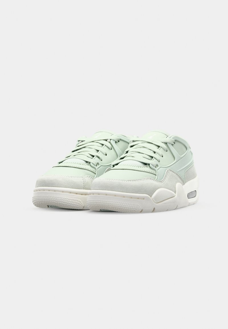 Sneakers verde menta con un mix di materiali lisci e testurizzati, dotati di lacci, collo imbottito e una suola intermedia bianca con ammortizzazione ad aria.