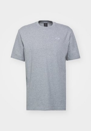 Szary t-shirt z krótkim rękawem wykonany z bawełny. Posiada okrągły dekolt oraz małe, subtelne logo w kolorze białym na klatce piersiowej. Miękka tekstura.