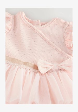Vestido rosa claro con textura acanalada, patrón de puntos, mangas con volantes, una falda de tul y un lazo decorativo con detalle de banda dorada en la cintura.