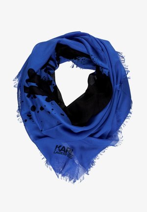 Niebiesko-czarny kwadratowy szal z postrzępionymi brzegami i logo Karla Lagerfelda w jednym rogu, luźno złożony w kształt koła.