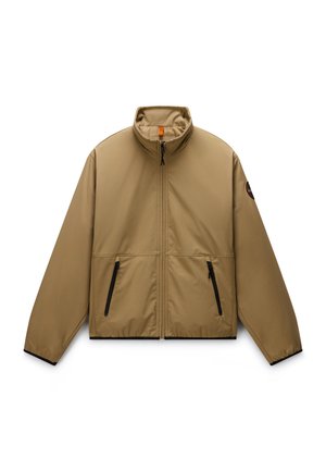 Chaqueta kaki con cremallera, cuello alto, bolsillos con cremallera negros y puños elásticos, mostrada extendida sobre un fondo blanco.