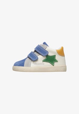 Sneaker per bambini blu e grigio in suede con dettagli in pelle bianca, stella verde, strap in Velcro e suola in gomma grigia strutturata.