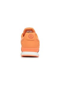 Oranje sneaker met een gevoerde hiel, textured stof, witte zool en een cirkelvormig logo detail op de achterkant. Gestroomlijnd ontwerp en een gladde afwerking.