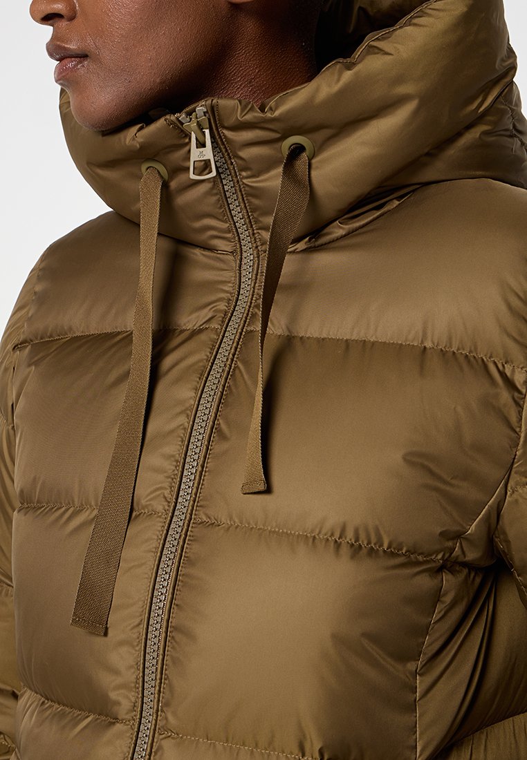 Olivgrüne Steppjacke mit hohem Kragen, langem Reißverschluss und Kordelzugkapuze. Sie hat eine glatte, glänzende Textur und gestickte Panels.