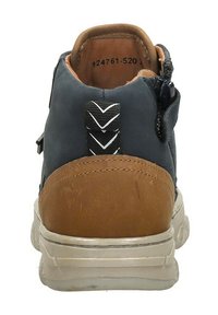 Achteraanzicht van een marineblauwe en bruine sneaker met een witte zool, een zwarte hiel tab met witte chevronstrepen en een zichtbare rits aan de zijkant.