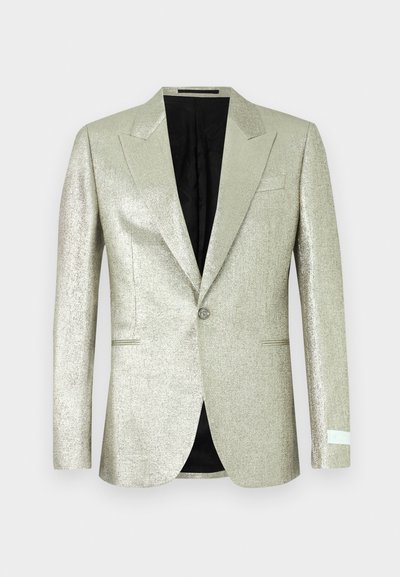 Metaliczna srebrna marynarka o zdefiniowanym kroju, z ostrymi klapami, zapięciem na jeden guzik, dwoma przednimi kieszeniami oraz czarną podszewką.